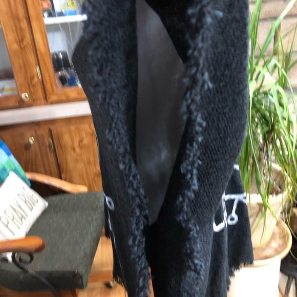 DILEMMA NEW YORK BLACK FRINGED COTTON RSYON BLEND BURLAP TOP FRINGED EDGES EUC - Picture 2 of 4